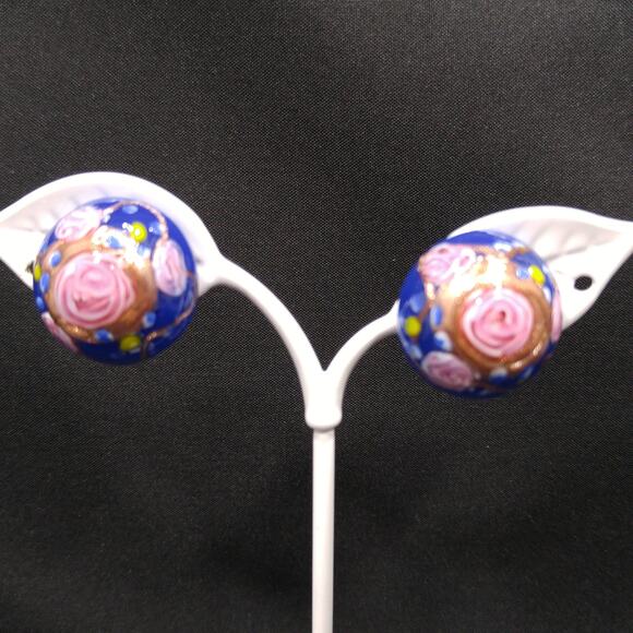 Vintage 1940s Italian Wedding Cake Rose Clip Earrings, Dark Blue Pink Roses - Picture 4 of 10